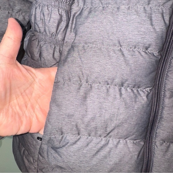 The North Face Women’s Medium Gray Puffer Jacket‎ 550 - Picture 8 of 10